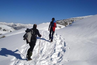en la nieve con las raquetas